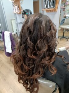 Cabello rizado y brillante en peluquería Mari Paz Osorno