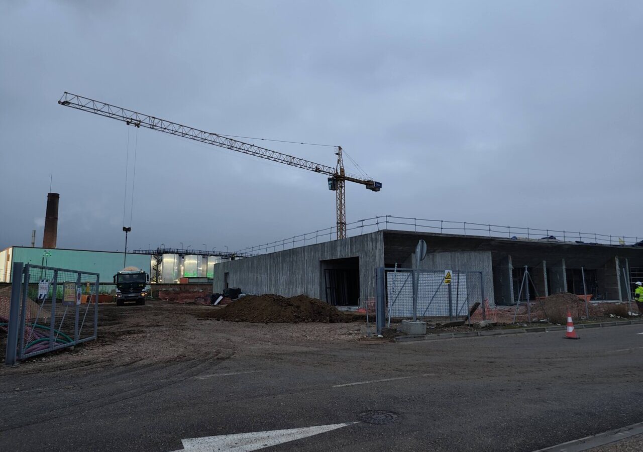 Construcción de una unidad de radioterapia en Palencia con grúa y maquinaria