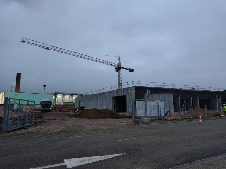 Construcción de una unidad de radioterapia en Palencia con grúa y maquinaria