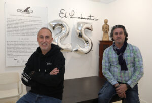 Dos hombres sonrientes en un evento del 25 aniversario de Contraluz en Palencia