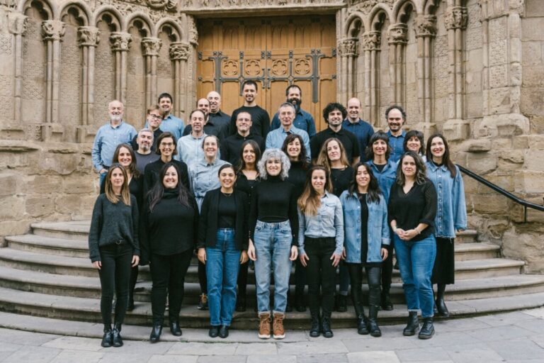 Coro Dzast Ahotsak posando en la Iglesia de San Pablo en Palencia