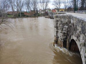 Vista del puente romano de Quintana del Puente con el río Arlanza crecido