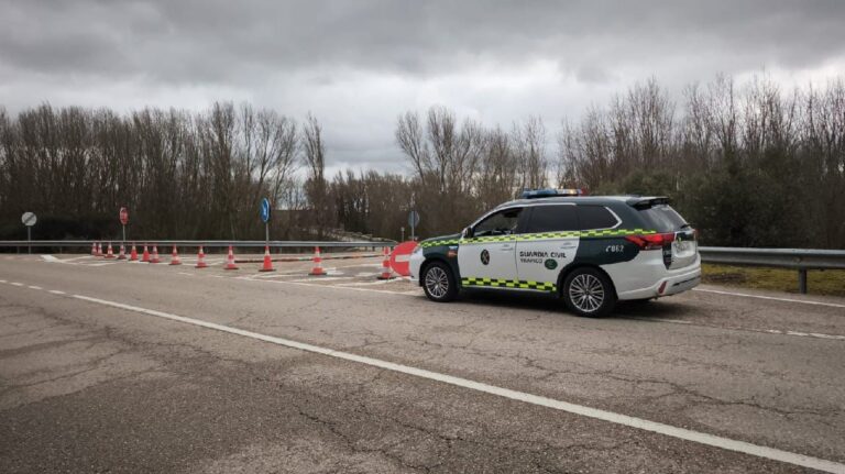 Corte de tráfico en el puente romano de Quintana del Puente por crecida del Arlanza