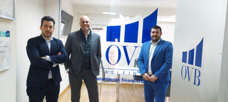Tres amigos en una oficina de consultoría financiera OVB en Palencia