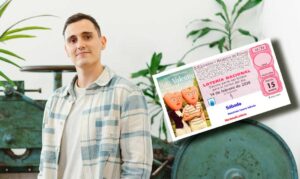 Daniel Iglesias junto a la tipografía Soria en un billete de lotería