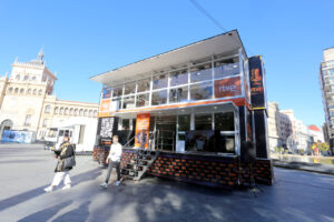 Estudio de RTVE en la calle con personas caminando