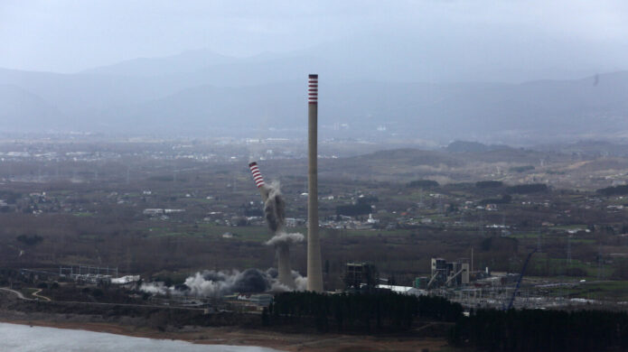 Demolición de las chimeneas de la Central Térmica de Compostilla en El Bierzo