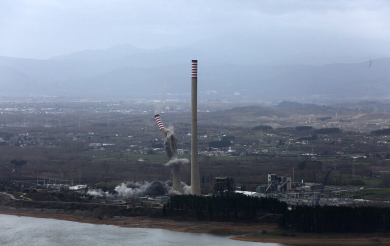 Demolición de las chimeneas de la Central Térmica de Compostilla en El Bierzo