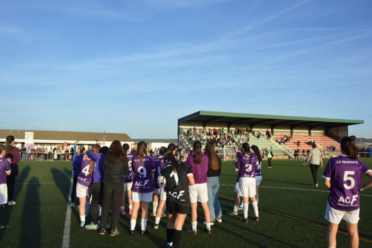 Jugadoras del Palencia Fútbol Femenino en el campo tras el partido