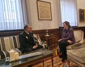 La presidenta de la Diputación y el comisario jefe conversando en una sala