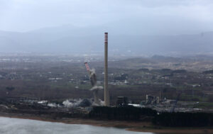 Demolición de chimeneas de la central de Compostilla en El Bierzo