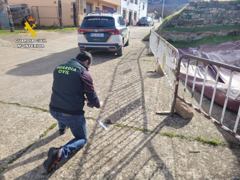 Agente de la Guardia Civil inspeccionando un artefacto en Berzosilla