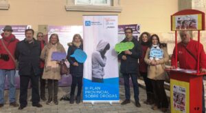 Grupo de personas participando en el Día Sin Alcohol con pancartas informativas