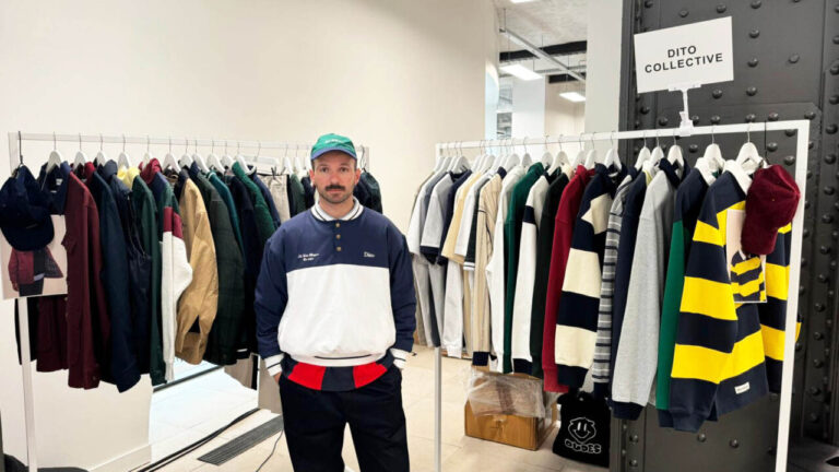 Eduardo García posando frente a prendas de Dito Collective