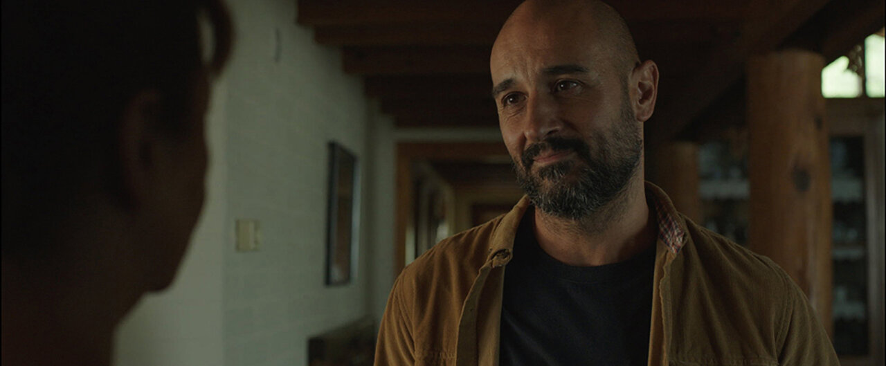 Un hombre conversando en un ambiente acogedor y cálido