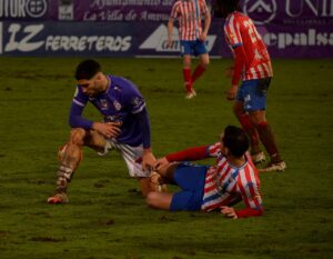 Jugadores en el campo durante el partido entre Palencia Cristo Atlético y Tordesillas
