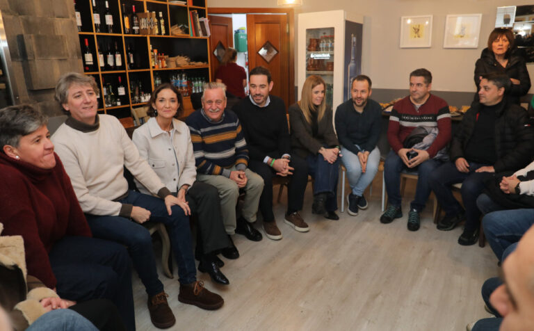 Carlos Martínez y otros miembros del PSOE en un encuentro en Venta de Baños