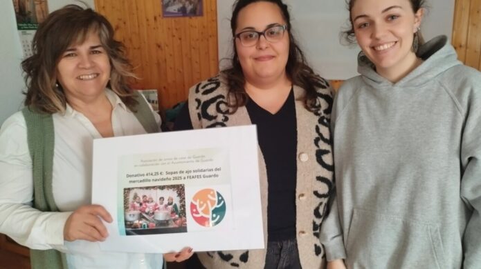 Tres mujeres sosteniendo un cartel con donativo de sopas de ajo