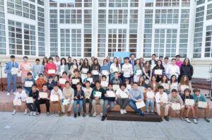 Grupo de estudiantes con certificados en la entrega de galardones de las Olimpiadas Matemáticas