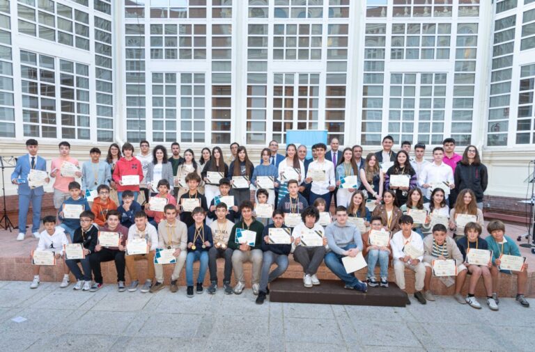 Grupo de estudiantes con certificados en la entrega de galardones de las Olimpiadas Matemáticas