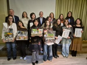 Estudiantes premiados en la Escuela de Arte Mariano Timón con sus galardones