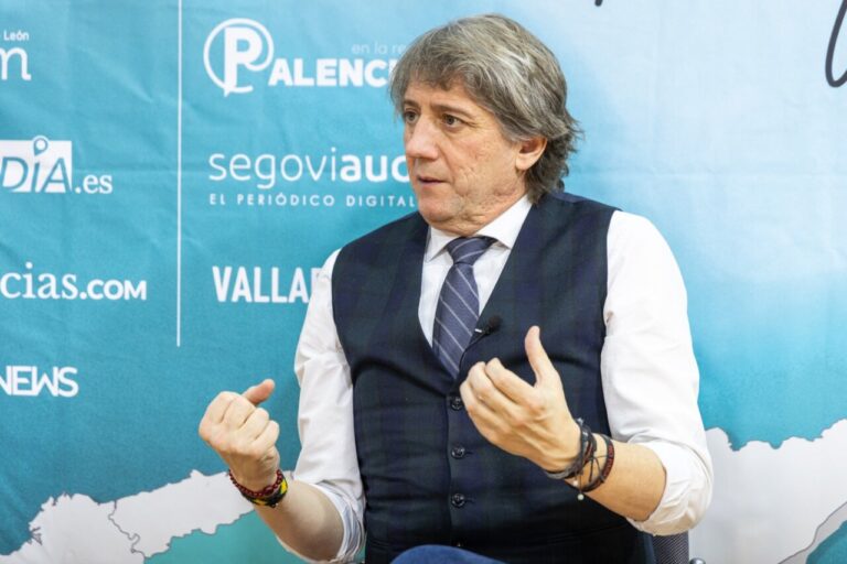 Carlos Martínez hablando sobre política en Castilla y León