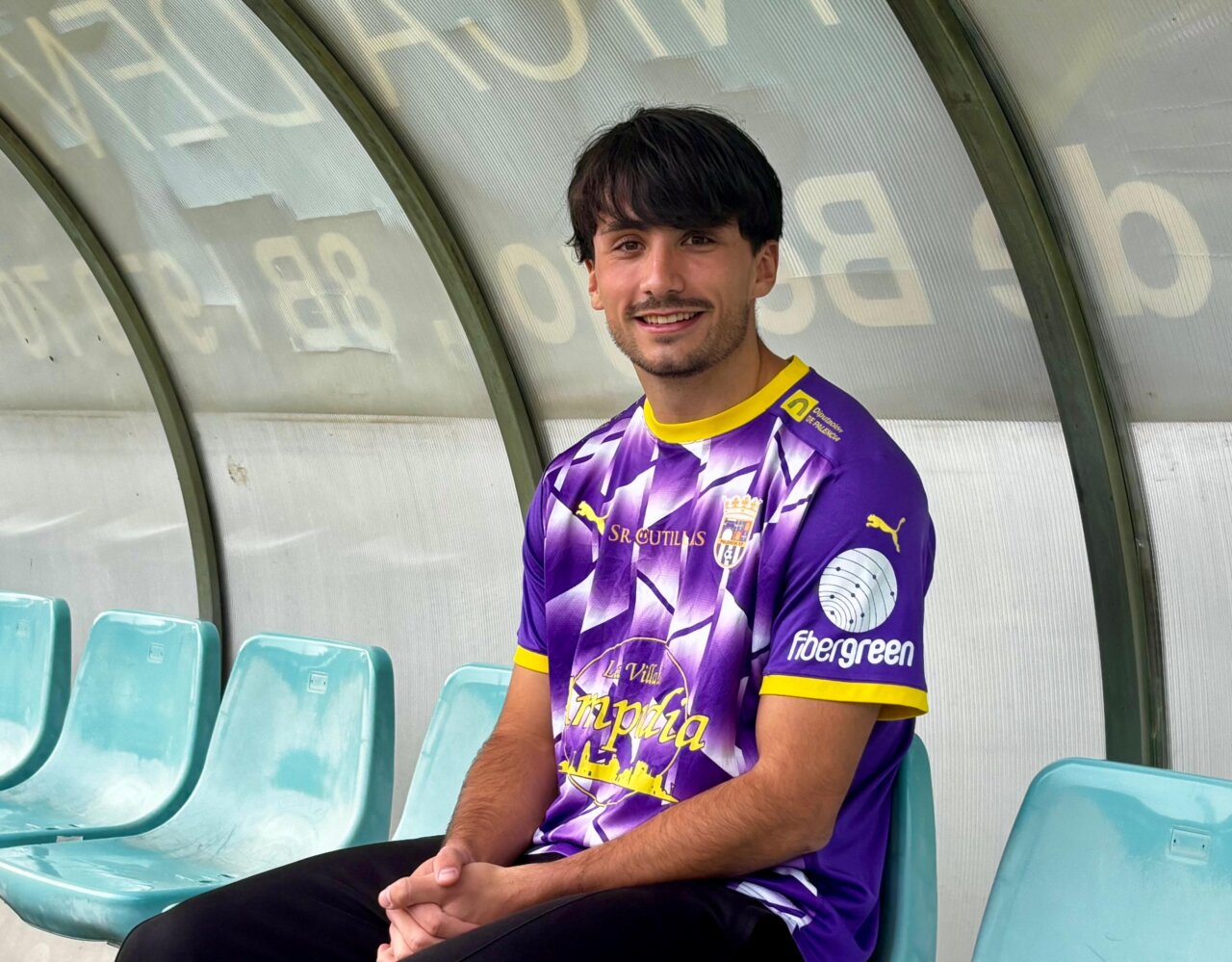 David Vallecillo posando en el banquillo con camiseta del Palencia CF