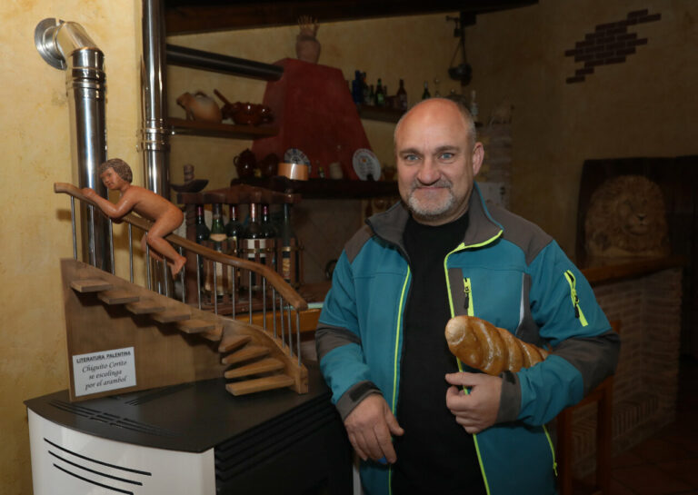 Alfredo Martín 'Chis' con escultura de madera y pan en su taller