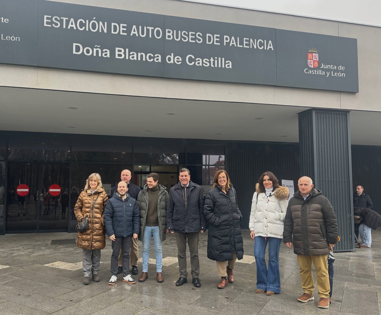 Grupo de personas frente a la estación de autobuses de Palencia