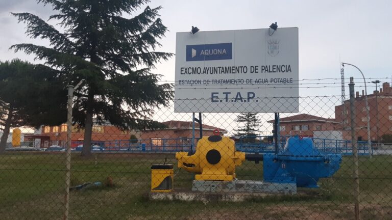 Estación de tratamiento de agua potable en Palencia con señalización visible