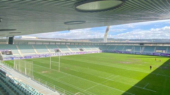 Vista del estadio municipal La Balastera en Palencia con césped dañado