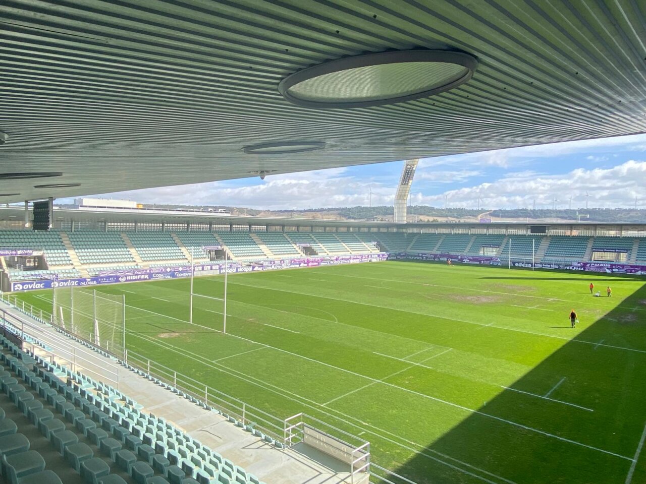 Vista del estadio municipal La Balastera en Palencia con césped dañado