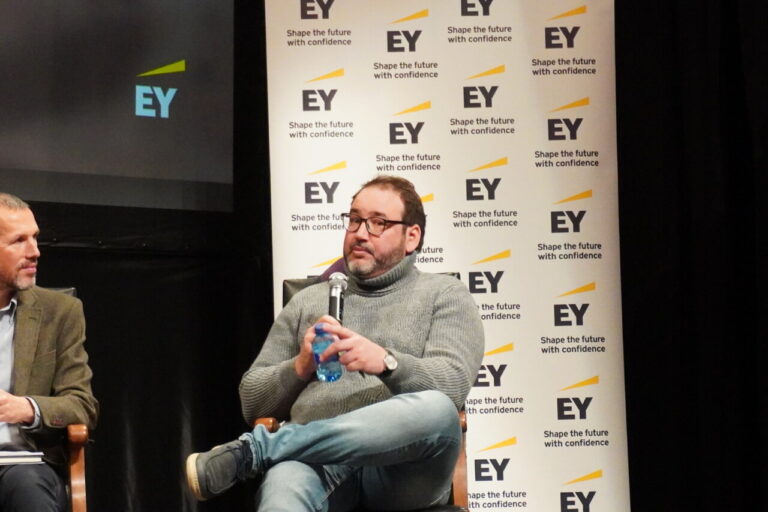 Participante en conferencia de EY discutiendo sobre el futuro
