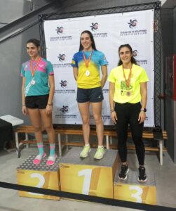 Tres atletas del Club Puentecillas en el podio de una competición de atletismo