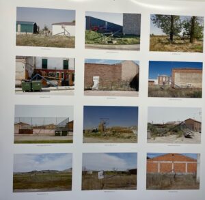 Fotografía de espacios rurales con elementos arquitectónicos y objetos abandonados