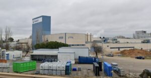 Fábrica de pastas Cerealto en Venta de Baños con contenedores y maquinaria