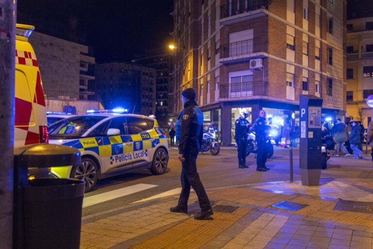 Policía local y ambulancia en la calle Valencia de Salamanca tras un accidente