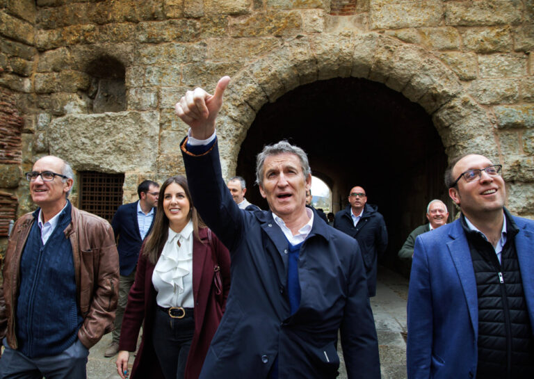Alberto Núñez Feijóo durante su visita a la cooperativa Dehesa Grande en Salamanca