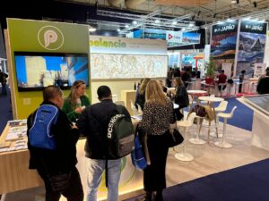 Stand de Palencia en la feria BTL de Lisboa con visitantes interactuando