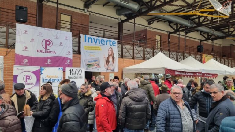 Asistentes en la Feria de las Candelas en Saldaña, Palencia. Foto Sergio Lozano