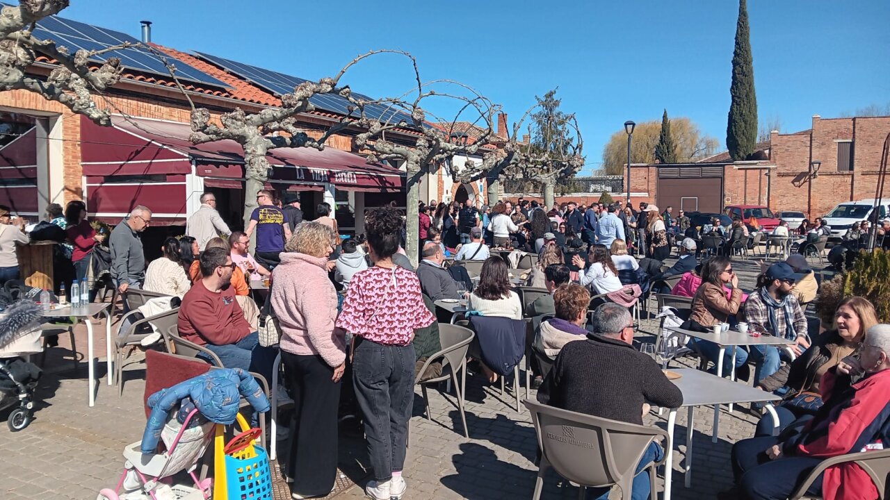 Numeroso público disfrutando de la Fiesta de la Matanza en Husillos