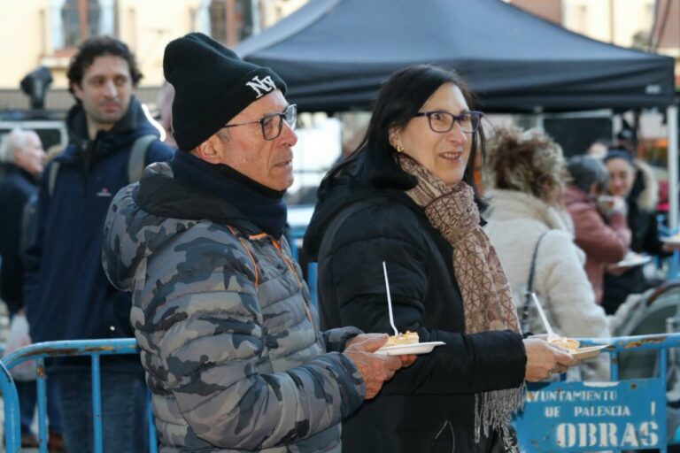 Personas disfrutando de la gastronomía en el mercado de Las Candelas en Palencia