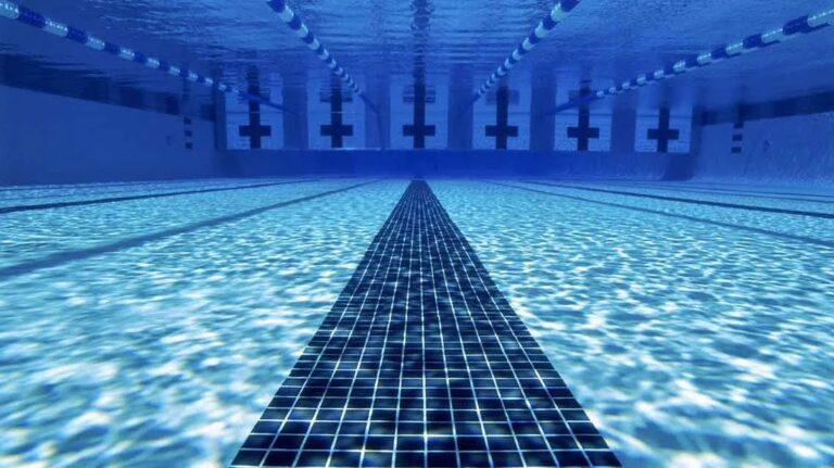 Vista submarina de una piscina con líneas de competición