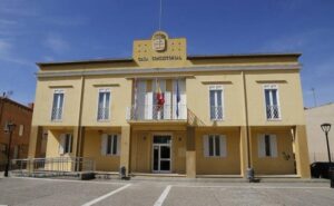 Edificio del Ayuntamiento de Villamuriel de Cerrato en un día soleado