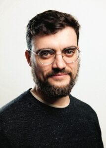 Retrato del filósofo Ernesto Castro con barba y gafas