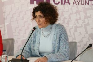 Judith Castro hablando en una rueda de prensa con micrófono