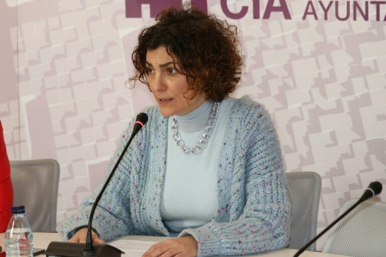 Judith Castro hablando en una rueda de prensa con micrófono