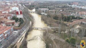 Vista aérea del río Carrión en Palencia tras las lluvias recientes