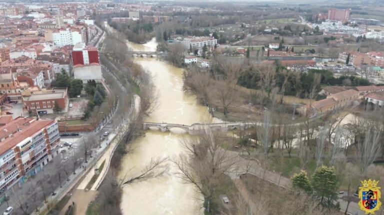 Vista aérea del río Carrión en Palencia tras las lluvias recientes
