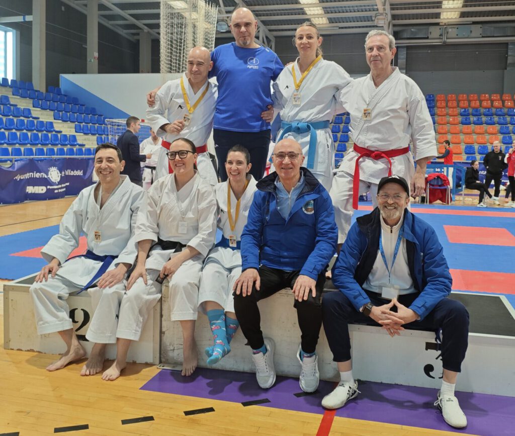 Equipo de karate del Club Fujisan con medallas en el campeonato regional